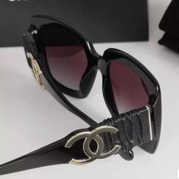 (CHANEL)-Black Sunglasses with Gold Accent